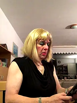 Snapshot of simone_xdressing chatting on 17, 11, 2025 simone xdressing online show from 17, 11, 2025