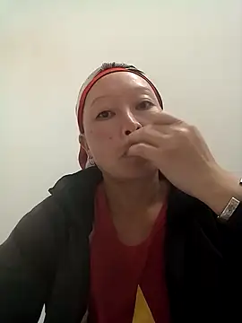 girl-hot2x online show from 17, 11, 2025