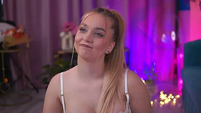 Snapshot of ElyssawetXX chatting on 20, 11, 2025 ElyssawetXX online show from 20, 11, 2025