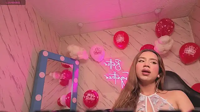 Snapshot of Evy_Luxx_v chatting on 14, 11, 2025 Evy Luxx v online show from 14, 11, 2025