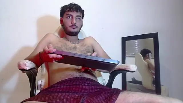 Snapshot of Brunicci chatting on 1, 12, 2025 Brunicci online show from 1, 12, 2025