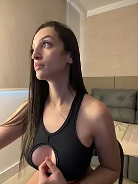 Snapshot of BelleRune chatting on 1, 3, 2025 BelleRune online show from 1, 3, 2025