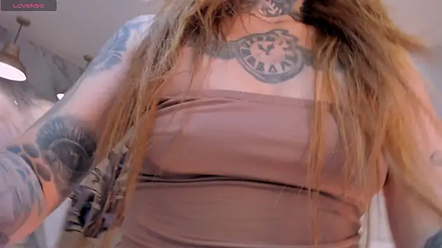 Snapshot of CarlaBrunni chatting on 2, 12, 2025 CarlaBrunni online show from 2, 12, 2025