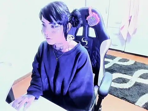 Snapshot of Zombitch chatting on 25, 11, 2025 Zombitch online show from 25, 11, 2025