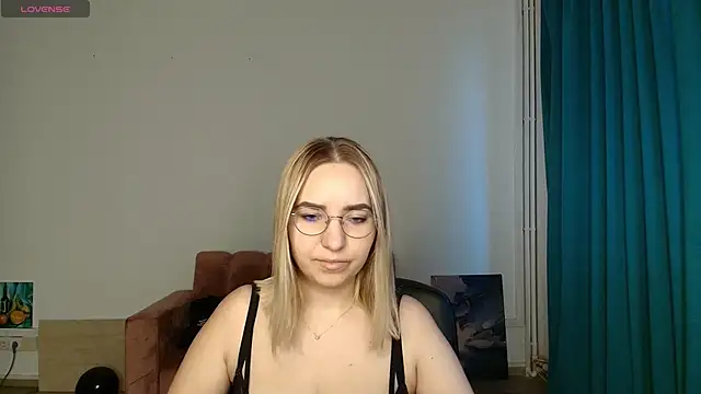 Snapshot of HillaryWong chatting on 17, 11, 2025 HillaryWong online show from 17, 11, 2025