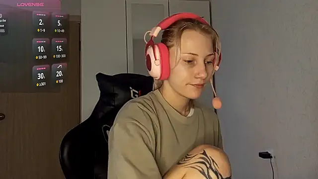 Snapshot of FoxySable chatting on 19, 11, 2025 FoxySable online show from 19, 11, 2025