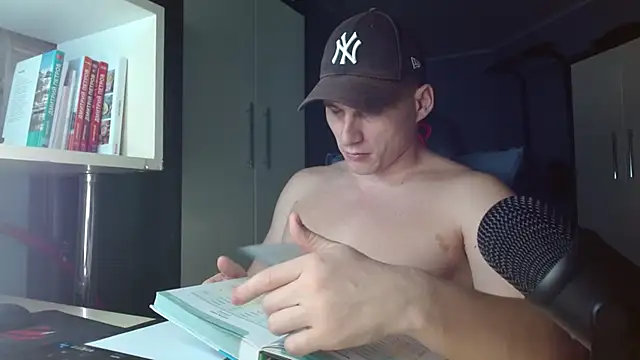 Snapshot of Poliglotjoe1 chatting on 28, 11, 2025 Poliglotjoe1 online show from 28, 11, 2025