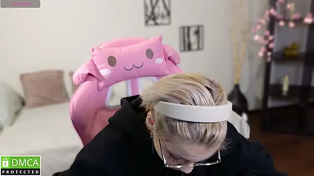 Megan Lora online show from 27, 11, 2025