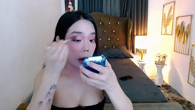 hollyyumiloove online show from 17, 7, 2026