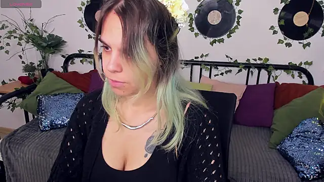 Snapshot of LiraBelle chatting on 24, 11, 2025 LiraBelle online show from 24, 11, 2025