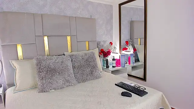 IsisBrown  online show from 14, 4, 2026