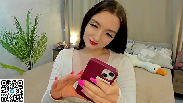 Lesley Wings online show from 5, 12, 2025