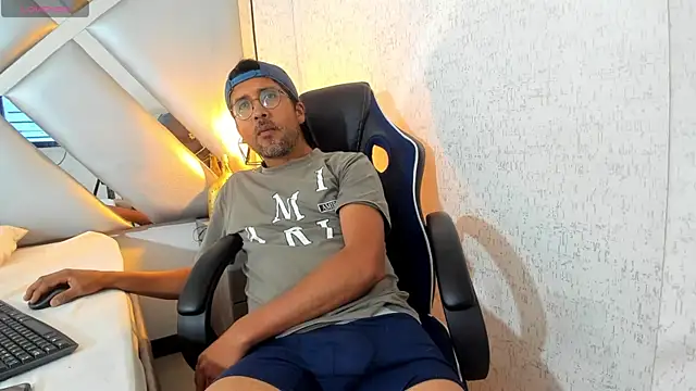 Snapshot of DANIDICK_VC chatting on 28, 11, 2025 DANIDICK VC online show from 28, 11, 2025