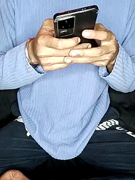 kisses-onmy-body online show from 2, 12, 2025