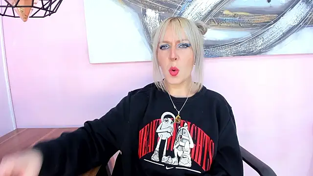 Snapshot of samanta-fox chatting on 1, 12, 2025 samanta-fox online show from 1, 12, 2025