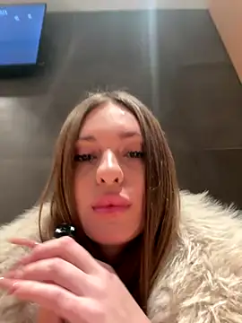 Snapshot of MilenaLuxury chatting on 4, 12, 2025 MilenaLuxury online show from 4, 12, 2025