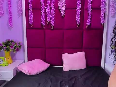 Snapshot of LuciannaDavis chatting on 5, 12, 2025 LuciannaDavis online show from 5, 12, 2025