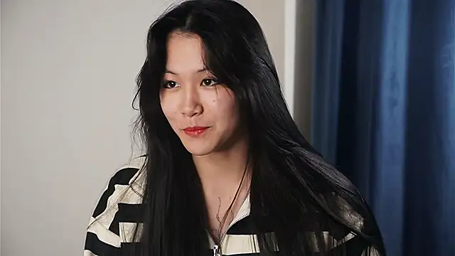 Snapshot of BeaHarsin chatting on 4, 12, 2025 BeaHarsin online show from 4, 12, 2025