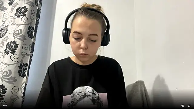 Snapshot of DavidaDao chatting on 4, 12, 2025 DavidaDao online show from 4, 12, 2025