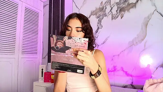 BellaHarpeer online show from 13, 3, 2026