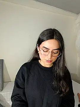 saasha Petit online show from 15, 4, 2026