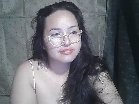 Snapshot of yummy_jyra02167 chatting on 16, 12, 2025 yummy jyra02167 online show from 16, 12, 2025