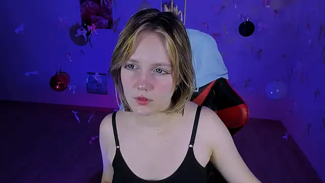 Snapshot of madeline_doll chatting on 18, 12, 2025 madeline doll online show from 18, 12, 2025