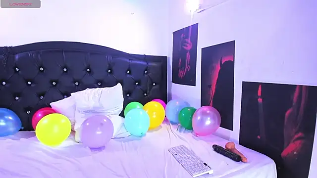 Snapshot of SweetVenomX chatting on 23, 12, 2025 SweetVenomX online show from 23, 12, 2025