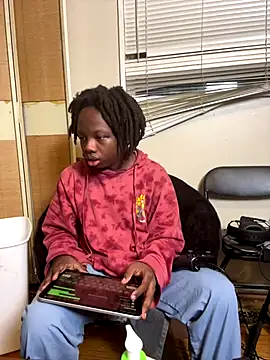 YourLittleBoyfriend online show from 18, 12, 2025