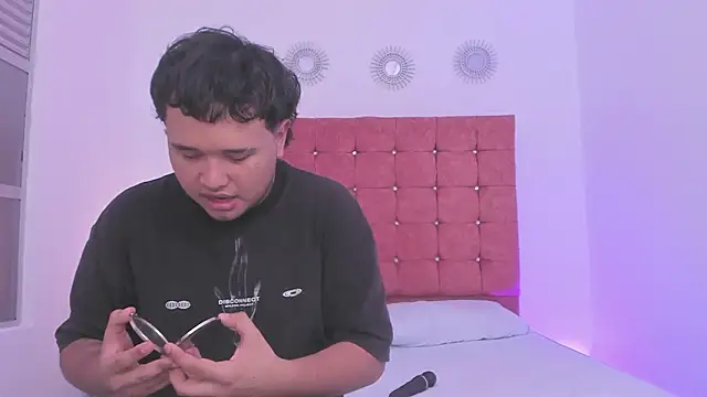 Beele and Evie online show from 4, 2, 2026