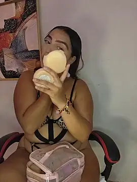 Snapshot of Mia_em chatting on 5, 5, 2026 Mia em online show from 5, 5, 2026