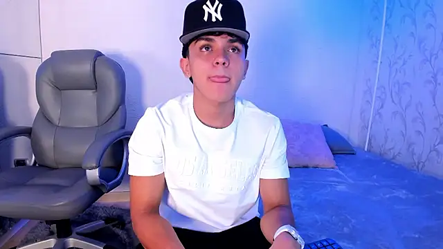 Snapshot of _TaylorBlack chatting on 8, 2, 2026 TaylorBlack online show from 8, 2, 2026