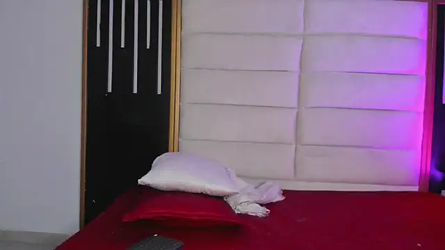 JuliMonroe19 online show from 4, 3, 2026