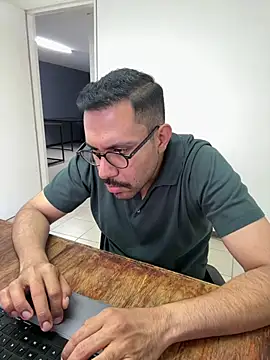 Snapshot of AdrianGarcia89 chatting on 17, 4, 2026 AdrianGarcia89 online show from 17, 4, 2026