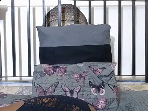 slenderbee2005 online show from 8, 1, 2026