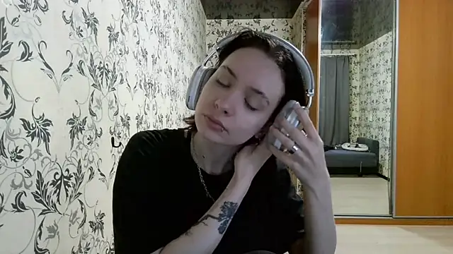 LxayBloom online show from 9, 4, 2026