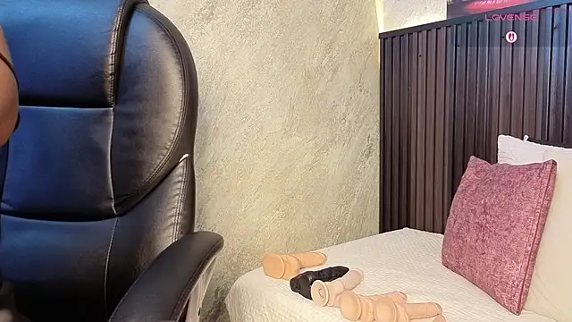 tanisha  lux online show from 29, 3, 2026