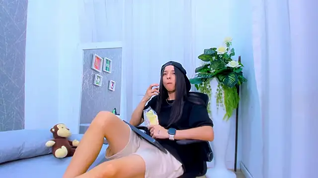 ViictoriiaSaenz online show from 4, 2, 2026