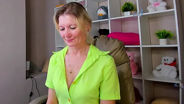 Julie Lucas online show from 5, 3, 2026