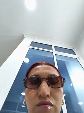 roxxy white online show from 17, 6, 2026