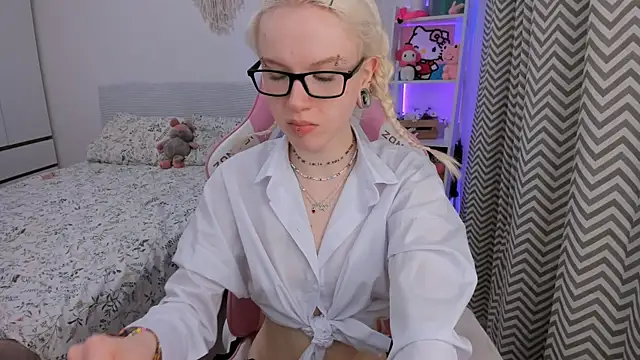 Snapshot of Mia_WaterFall chatting on 6, 2, 2026 Mia WaterFall online show from 6, 2, 2026