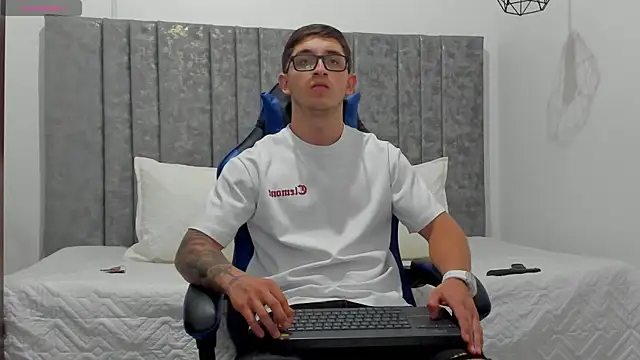 Snapshot of Calvin_Hunter chatting on 6, 4, 2026 Calvin Hunter online show from 6, 4, 2026