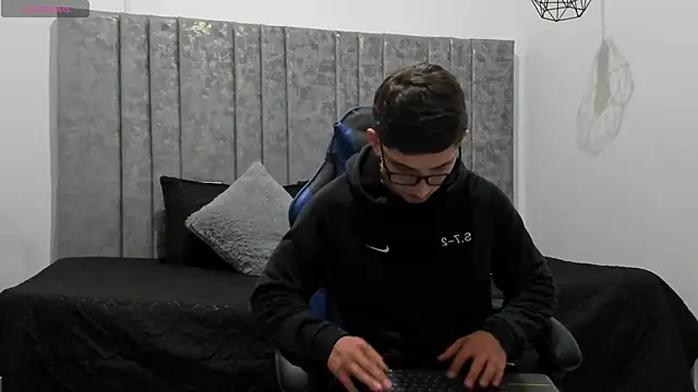 Snapshot of Calvin_Hunter chatting on 9, 4, 2026 Calvin Hunter online show from 9, 4, 2026