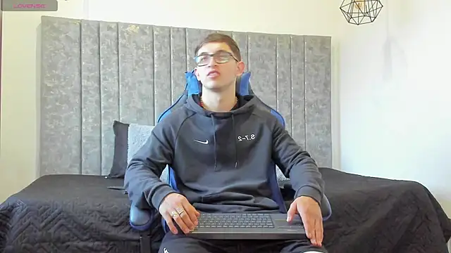 Snapshot of Calvin_Hunter chatting on 9, 4, 2026 Calvin Hunter online show from 9, 4, 2026