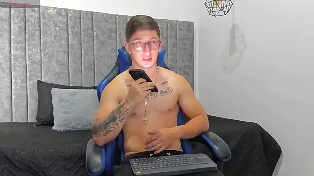 Snapshot of Calvin_Hunter chatting on 13, 4, 2026 Calvin Hunter online show from 13, 4, 2026