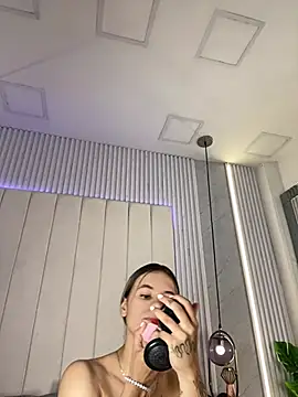 JuliaColemann online show from 12, 4, 2026