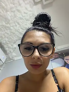 HiddendesireXO01 online show from 10, 7, 2026