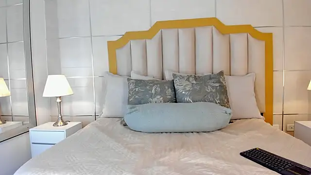 Crystal Rose   online show from 8, 2, 2026