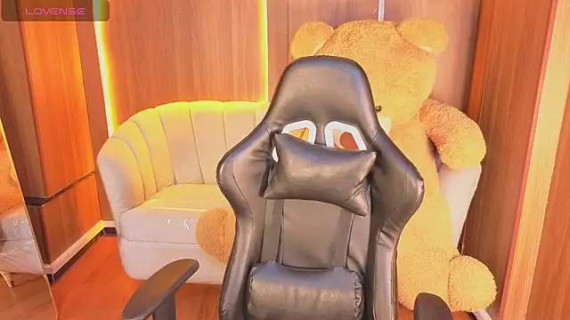 Snapshot of Alina_b_ chatting on 13, 2, 2026 Alina b online show from 13, 2, 2026