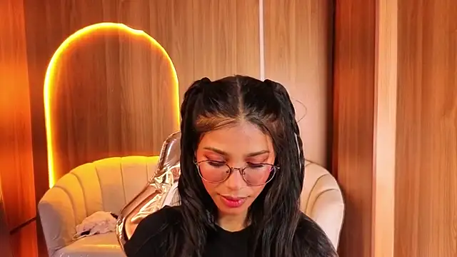 Snapshot of Alina_b_ chatting on 5, 5, 2026 Alina b online show from 5, 5, 2026